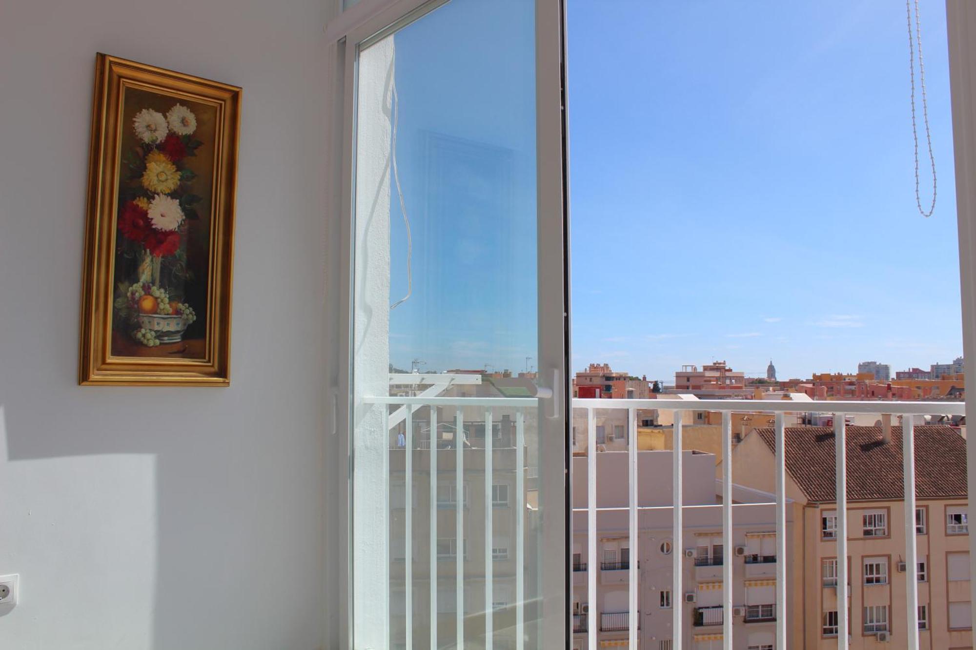 Flat With Balcony Ac Direct Bus To Sleeps 7 Séjour chez l'habitant Málaga